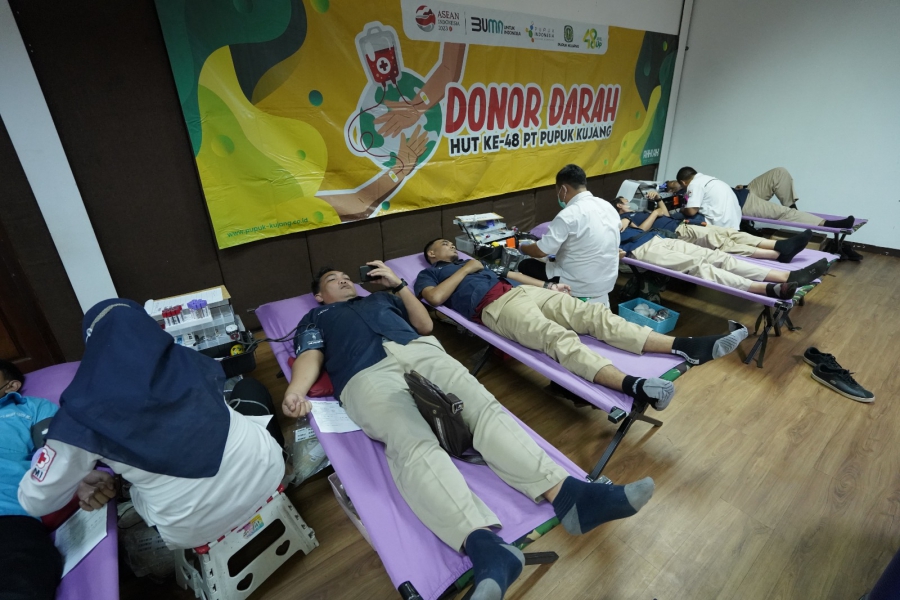Sejumlah karyawan Pupuk Kujang mendonorkan darahnya untuk menjaga stok darah di Kabupaten Karawang 