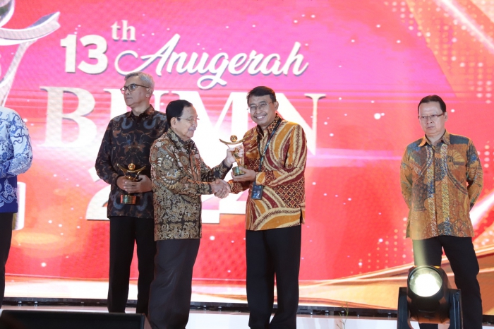 Maryono, Direktur Utama Pupuk Kujang saat menerima penghargaan Best CEO di Anugerah BUMN 2024
