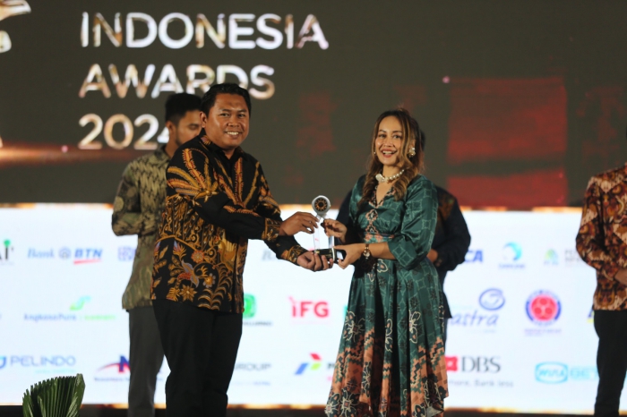 Ahmad Fauzi, staf Departemen Komunikasi Perusahaan saat menerima penghargaan di ajang Public Relation Indonesia Awards 2024