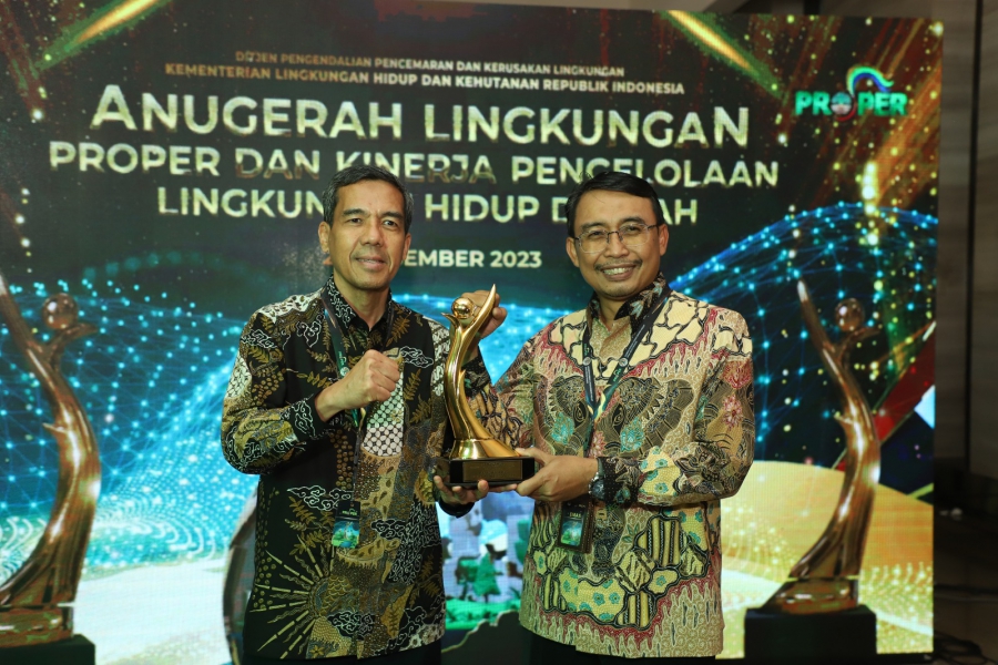Wakil Direktur Pupuk Indonesia, Gusrizal bersama Direktur Utama Pupuk Kujang, Maryono saat menerima Proper Emas dari Kementerian Lingkungan Hidup dan Kehutanan.