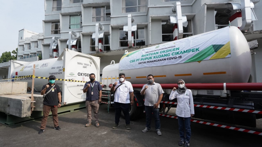 Perwakilan Pupuk Kujang saat menyerahkan oksigen medis ke RSDC Asrama Haji, Pondok Gede (yk/KP)